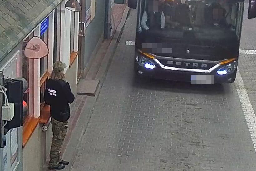Nieskuteczne próby wjazdu i fałszywy dokument dla pasażerów autokaru