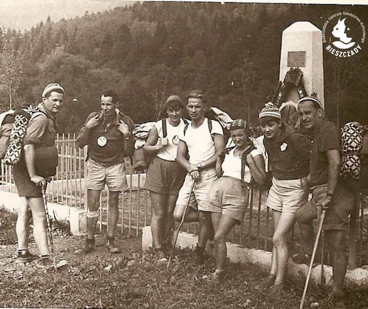 Na starej fotografii - Pierwszy pomnik generała "Waltera"