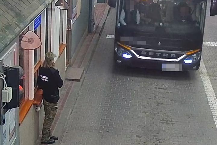 Nieskuteczne próby wjazdu i fałszywy dokument dla pasażerów autokaru
